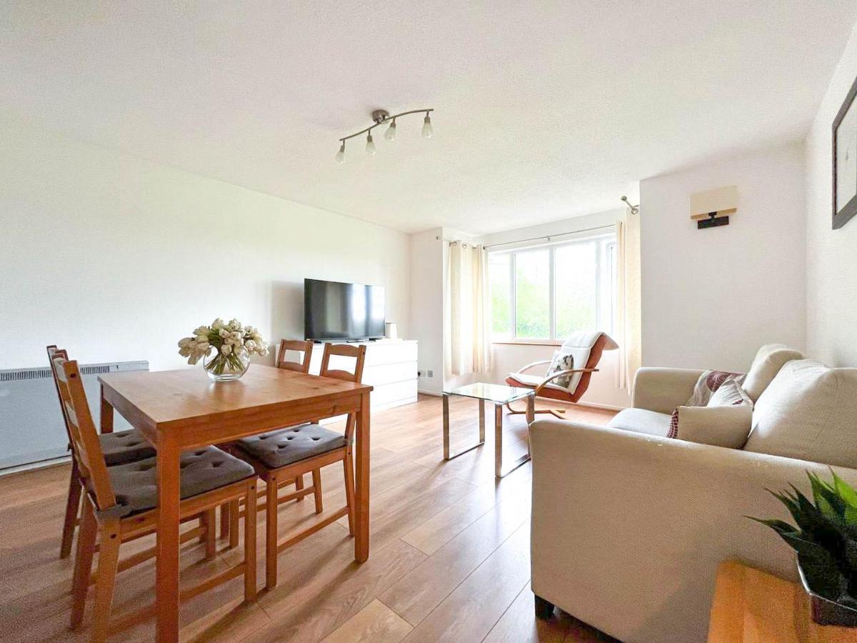 Lovely 2 Bedroom Flat With Free Parking, Great Transport Links To London, The Excel Centre, Canary Wharf And The O2! Apartament
