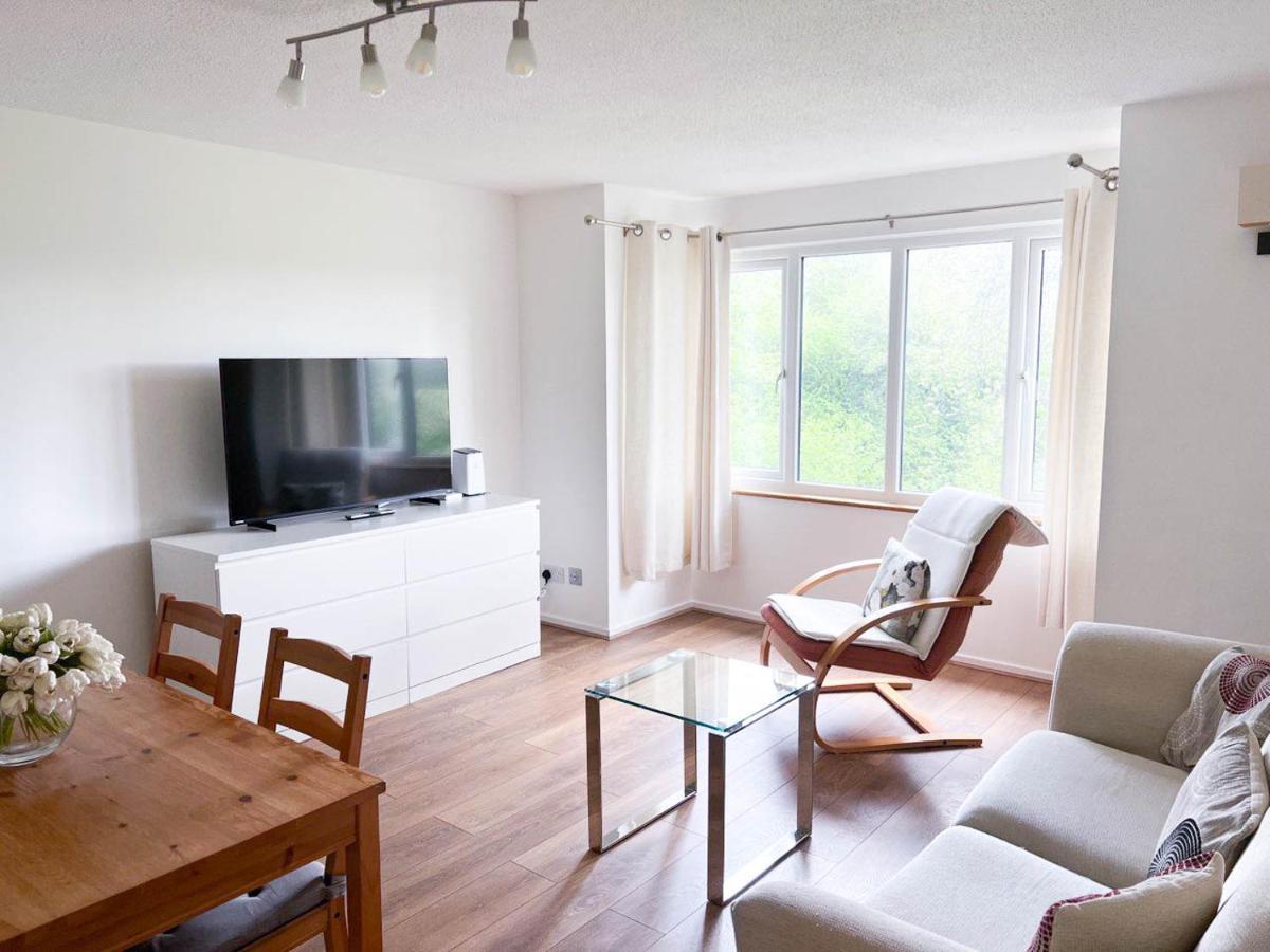 Lovely 2 Bedroom Flat With Free Parking, Great Transport Links To London, The Excel Centre, Canary Wharf And The O2! Londra