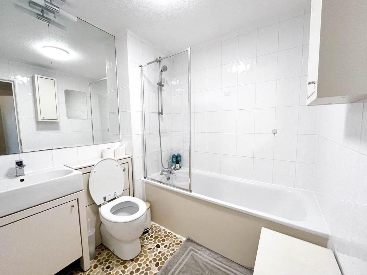 Lovely 2 Bedroom Flat With Free Parking, Great Transport Links To London, The Excel Centre, Canary Wharf And The O2! Apartament *