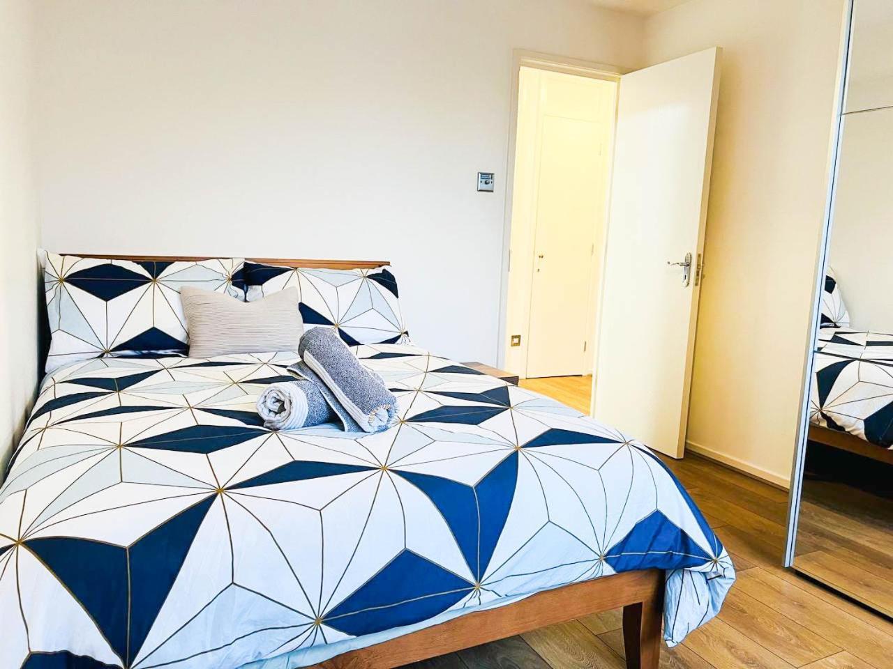 Apartament Lovely 2 Bedroom Flat With Free Parking, Great Transport Links To London, The Excel Centre, Canary Wharf And The O2!