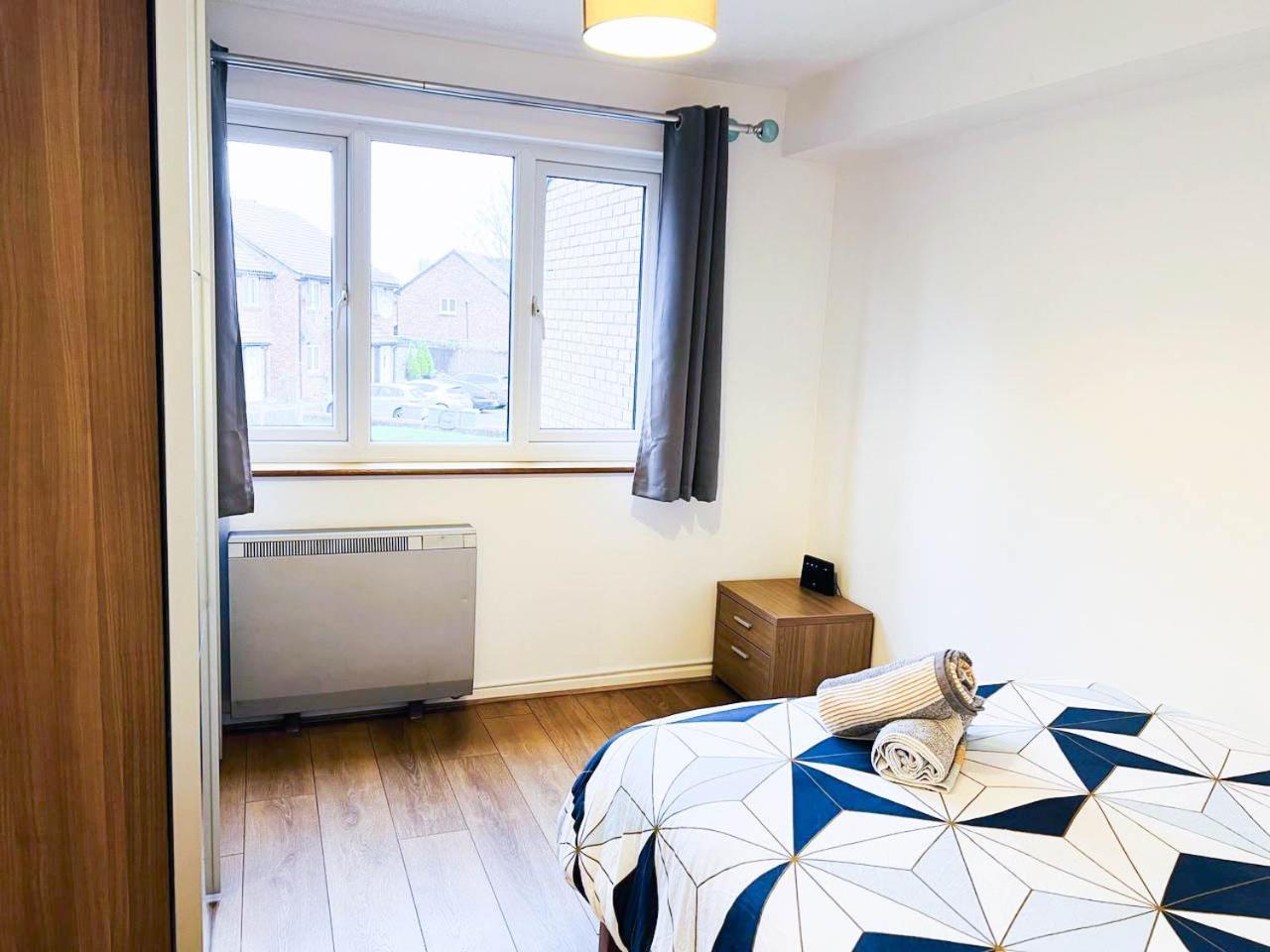 Apartament Lovely 2 Bedroom Flat With Free Parking, Great Transport Links To London, The Excel Centre, Canary Wharf And The O2! *